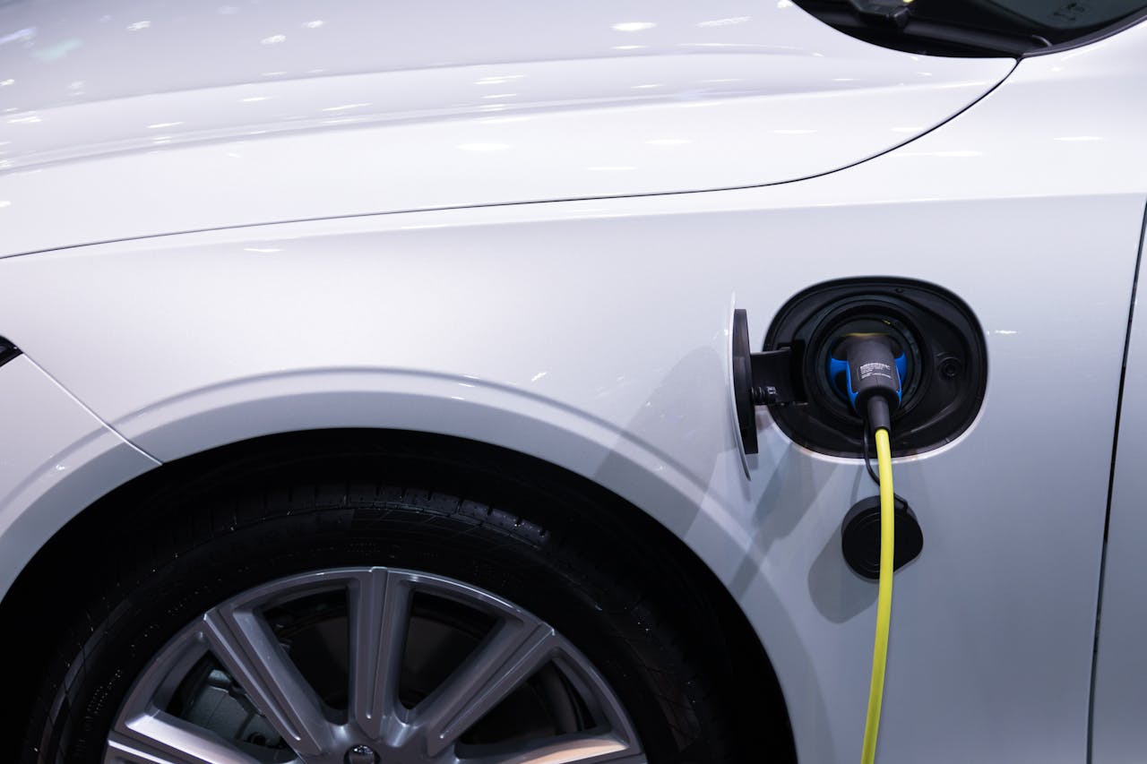 Beli električni auto se puni na punjaču