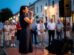 Žena peva u mikrofon na otvorenom događaju pred publikom